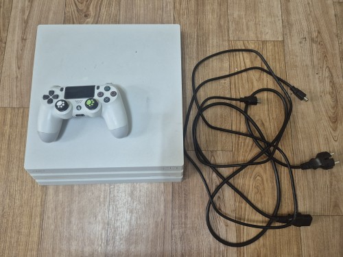 PS4 PRO 7117B